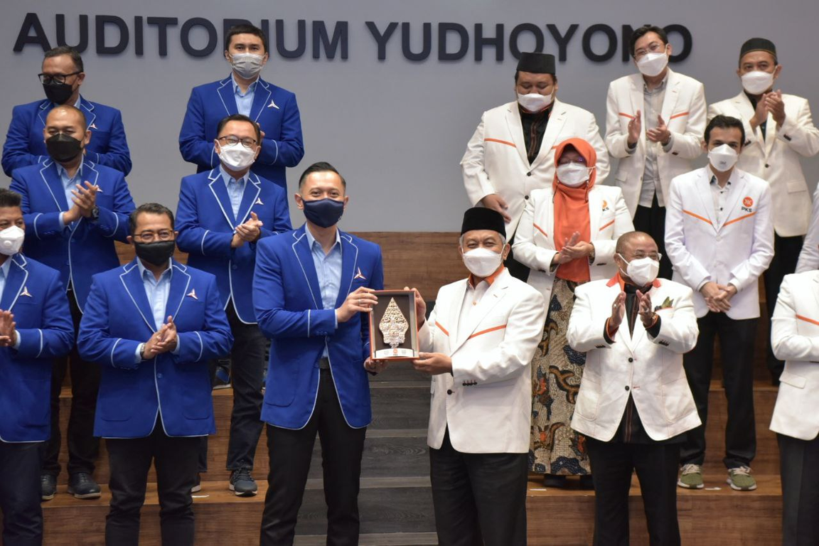 Presiden PKS Ahmad Syaikhu bersama Ketua Umum Partai Demokrat Agus Harimurti Yudhoyono Kamis (22/4/2021) (Donny/PKSFoto)