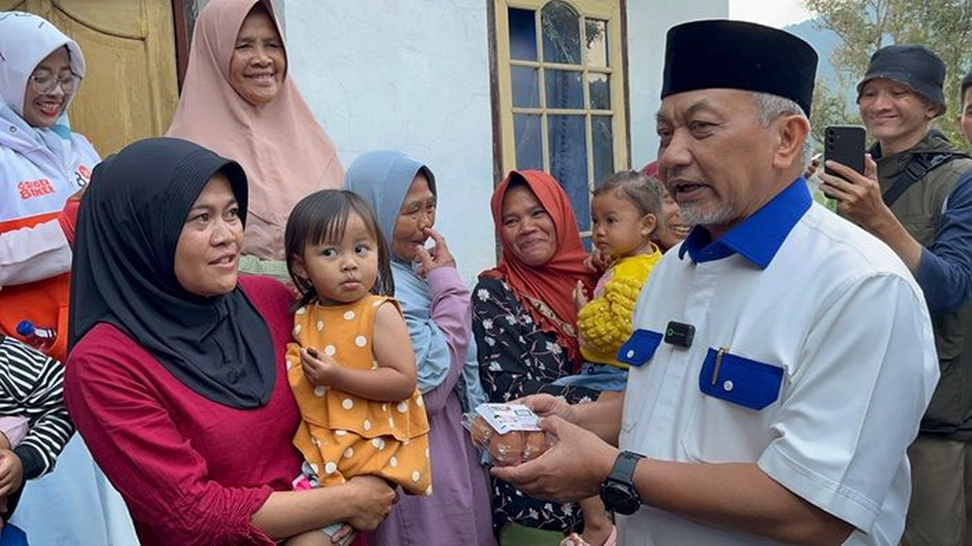 Calon Gubernur Jawa Barat nomor urut 3 Ahmad Syaikhu menyapa warga Kampung Cibolang, Desa Kertawangi, Kecamatan Cisarua, Kabupaten Bandung Barat.