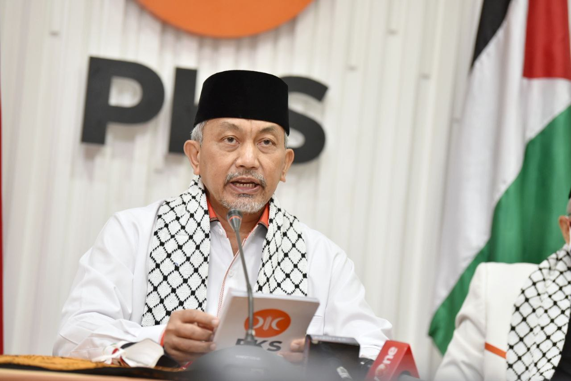 Presiden PKS Ahmad Syaikhu membacakan Pernyataan Sikap PKS atas agresi Israel terhadap Palestina, Ahad (16/5) (Donny/PKSFoto)