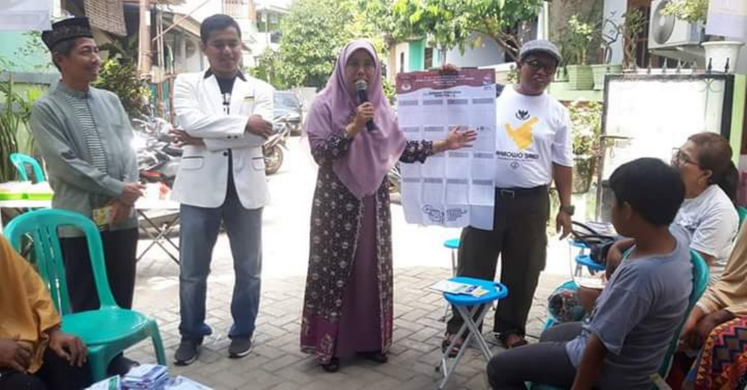 Caleg Patai Keadilan Sejahtera saat sosialisasi di depan warga Perumahan Dasana Indah, Bonang, Kelapa Dua, Tanggerang, Sabtu (9/02/2019). (dok DPD PKS Kanupaten Tanggerang)