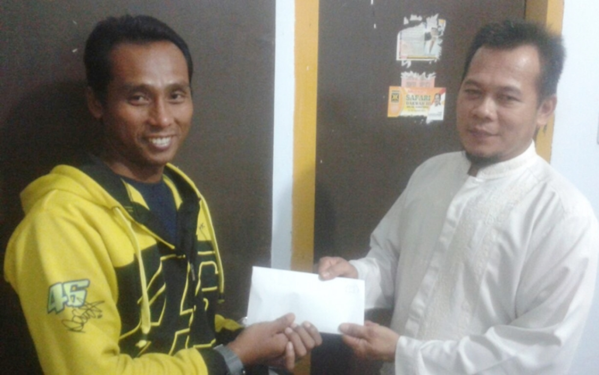 Kader PKS Kota Bengkulu memberikan dana bantuan untuk modal usaha