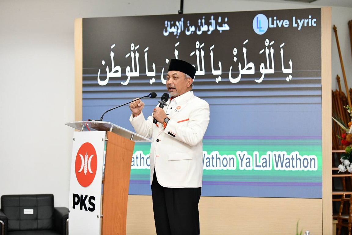 Presiden PKS Ahmad Syaikhu menyanyikan lagu Ya lal Wathan menyambut kedatangan PKB dan Nasdem (Donny/PKSFoto)