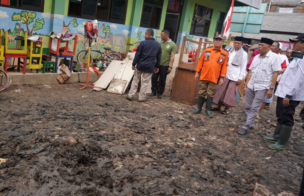 Presiden PKS M. Sohibul Iman saat Berkunjung ke Korban Banjir di Bekasi
