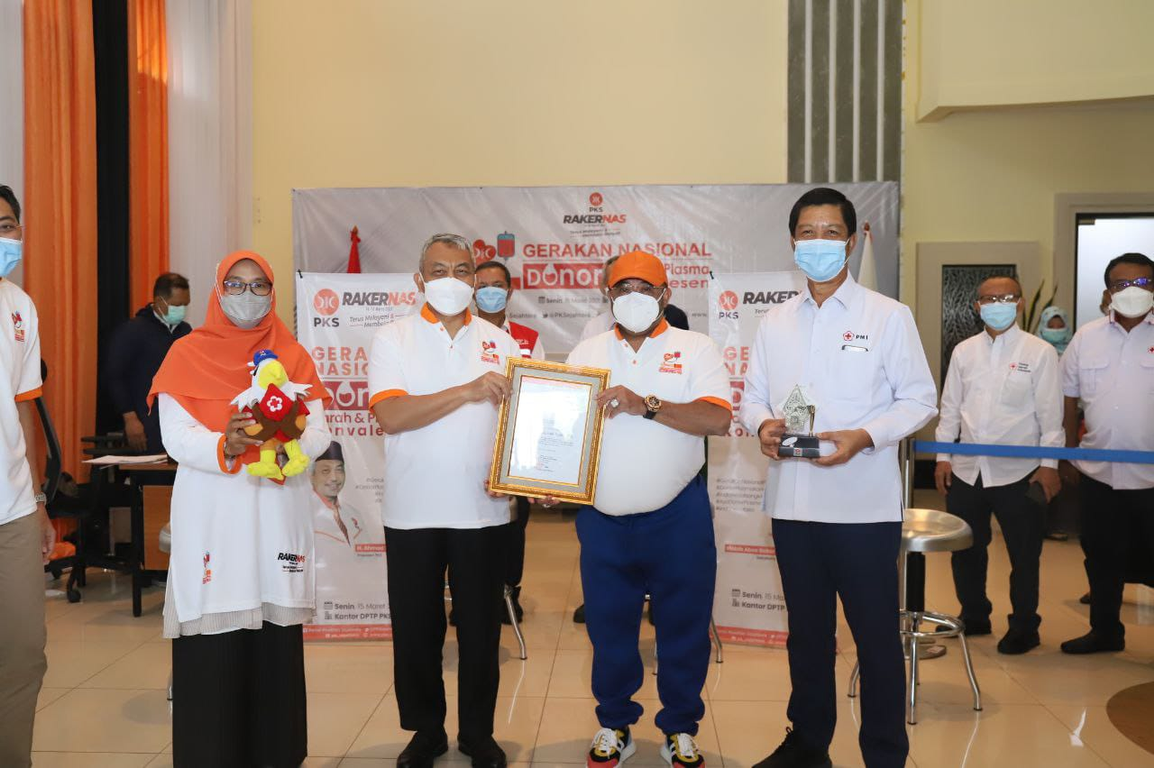 Presiden PKS Ahmad Syaikhu, Sekjen PKS Habib Aboe Bakar Alhabsyi, Ketua Bidang Kesejahteraan Sosial DPP PKS Netty Prasetyani dalam acara Gerakan Nasional Donor Darah dan Plasma Konvalesen PKS, Senin (15/03/2021). (Mahmud/PKSFoto)