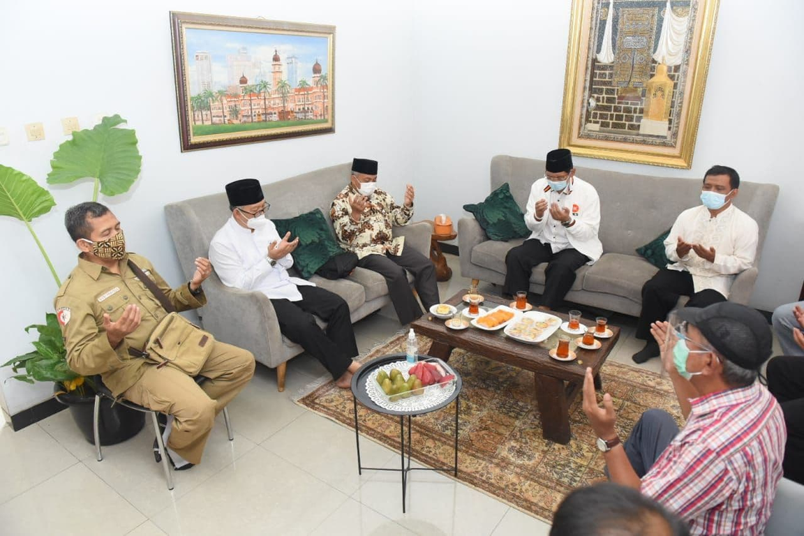 Presiden Partai Keadilan Sejahtera Ahmad Syaikhu saat berkunjung ke kediaman Calon Wakil Walikota Tangsel Ruhama Ben, Rabu (09/12/2020). (Hilal/PKSFoto)