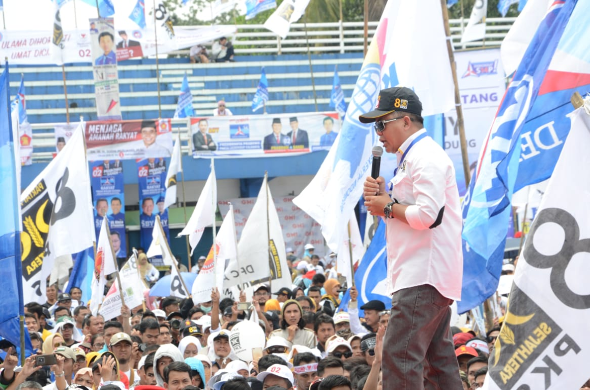 Presiden PKS Mohamad Sohibul Iman memberikan orasi dalam kampanye rapat umum di Bandung, Kamis (28/3) (Donny/PKSFoto)
