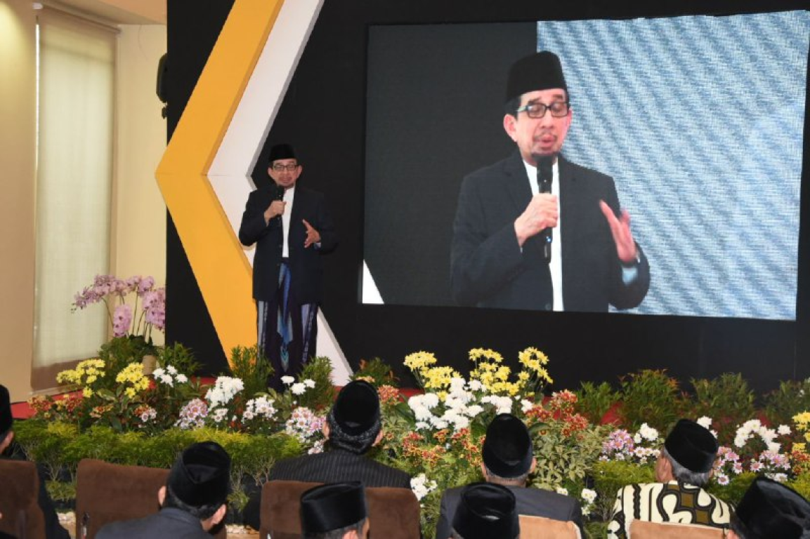 Ketua Majelis Syura PKS Habib Salim Segaf Al-Jufri memberikan tausiyah dalam peringatan Milad 21 PKS dan Halal bi Halal di kantor DPP PKS, Ahad (23/6) (Hamid/PKSFoto)