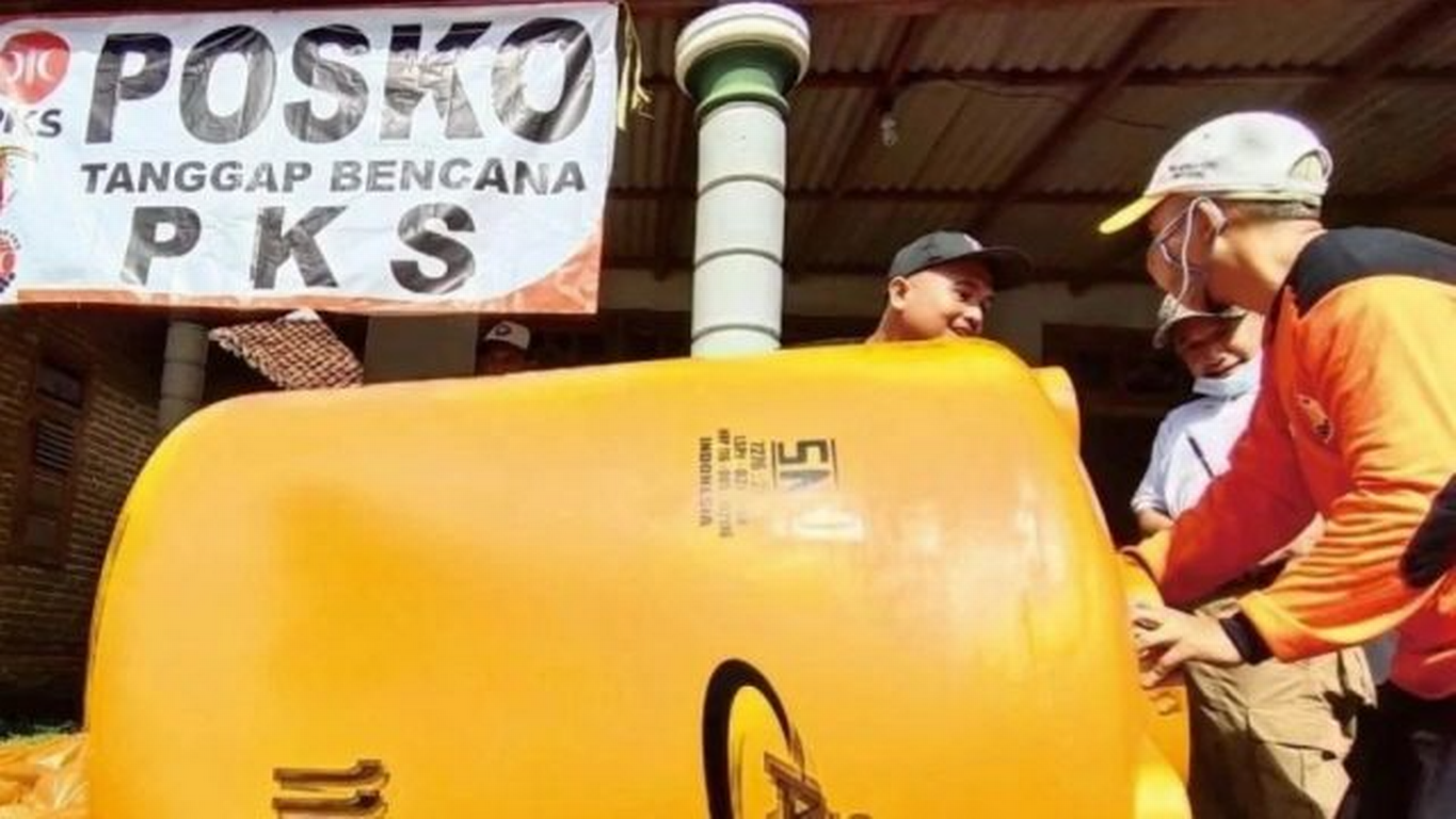 Relawan PKS Sediakan Air Bersih Bagi Korban Gempa Cianjur (Sumber: Pojokjabar.com)