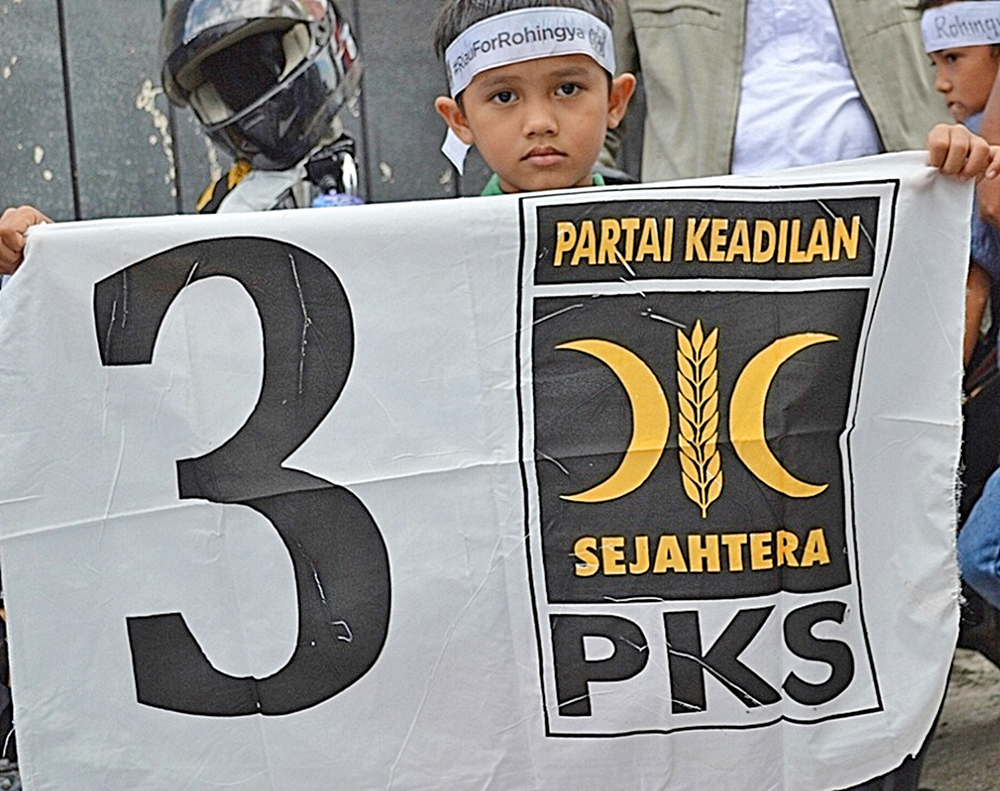 Suasana peserta aksi dari simpatisan PKS yang turut meramaikan AKSI PEDULI UNTUK ROHINGYA, Minggu (10/9).