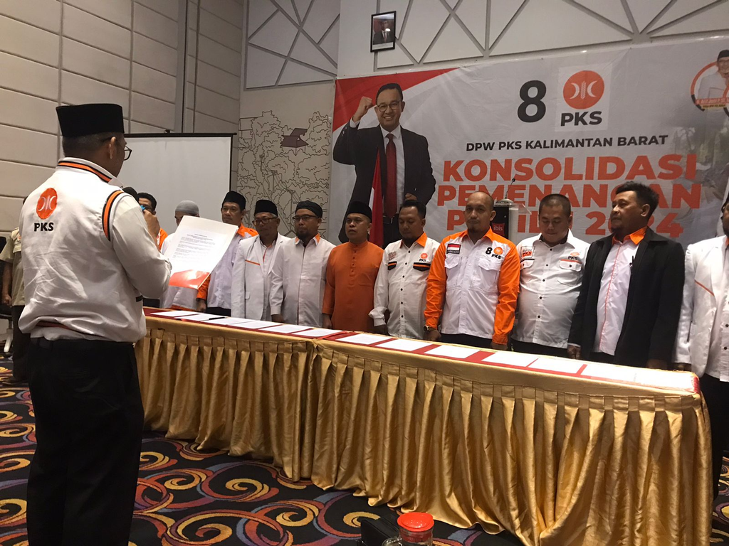 Pembacaan ikrar komitmen pemenangan Pemilu 2024 oleh Ketua DPD PKS se Kalimantan Barat, dipimpin oleh Ketua BP3 BPW DPP PKS Ali Hamdi