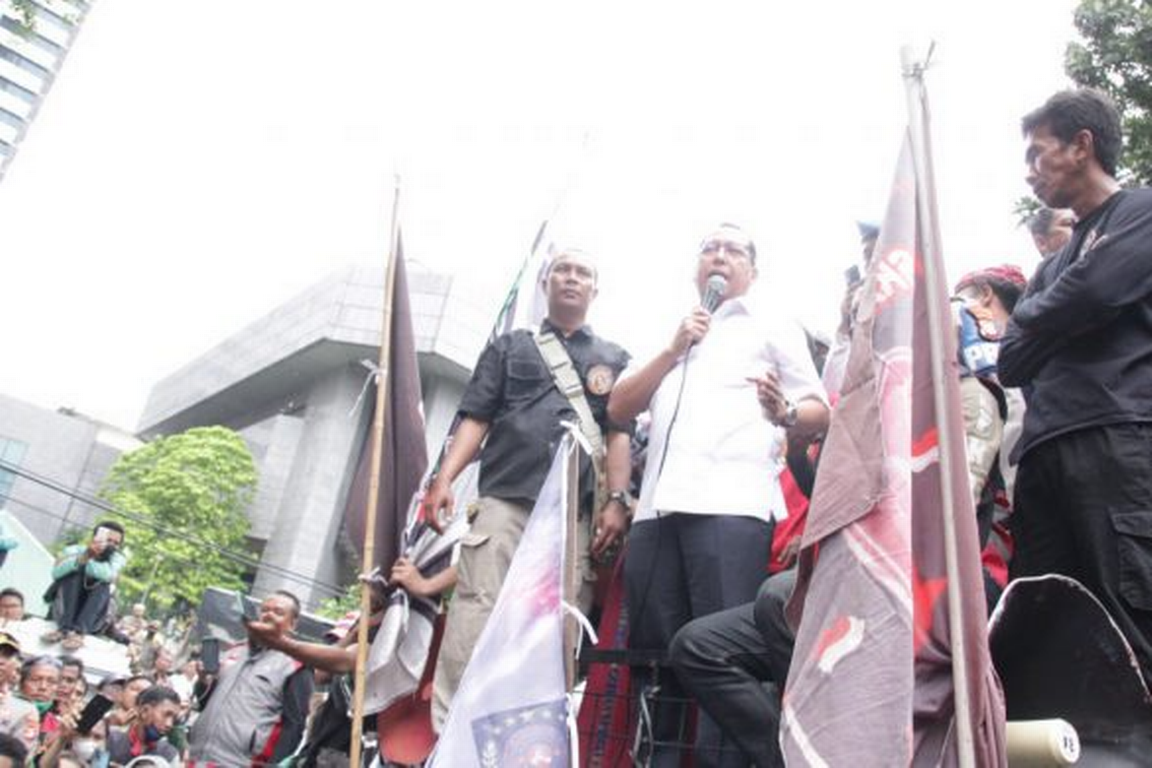 Ketua Komisi B DPRD DKI Jakarta Ismail di tengah aksi penolakan kebijakan Electronic Road Pricing (ERP) di Jakarta