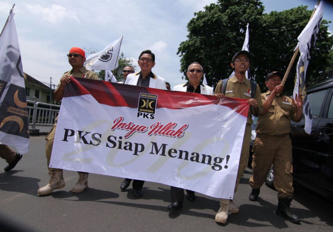 Sekretaris Jenderal PKS Mustafa Kamal didampingi Bendahara Umum Mahfudz Abdurrahman serta jajaran pengurus DPP PKS berjalan kaki saat mendaftar ke kantor KPU di Jakarta, Sabtu (14/10). (Juliyanto/PKS Foto)