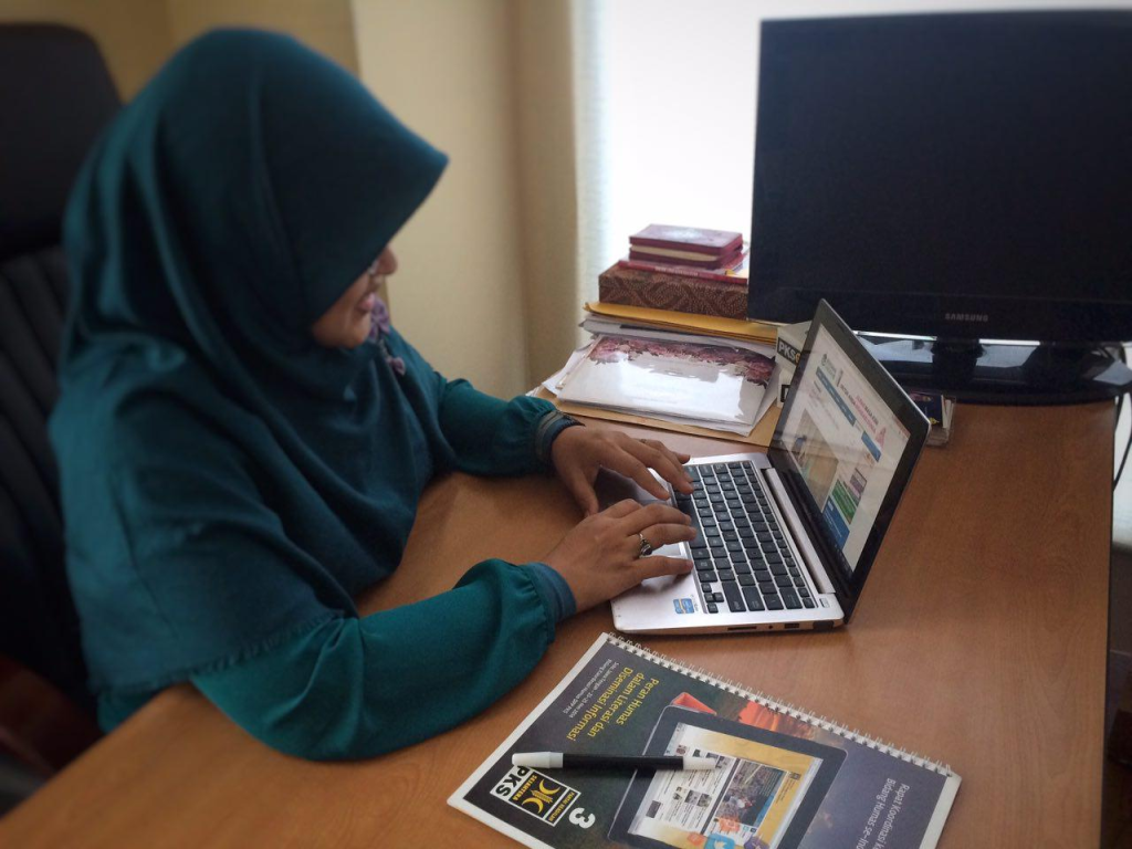 Seorang ibu rumah tangga sedang mengakses web Islam (ilustrasi)