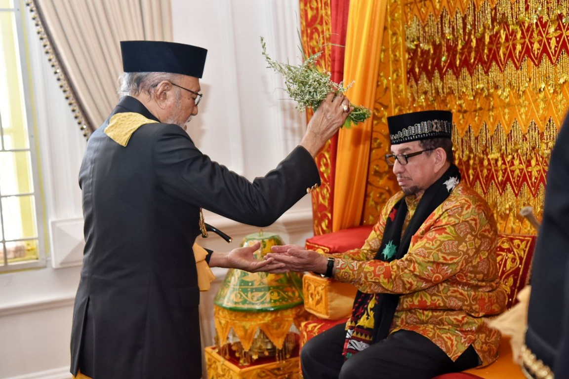 Ketua Majelis Syuro PKS Dr Salim Segaf Al Jufri menerima penghargaan dari Wali Nanggroe Aceh, Tgk Malik Mahmud Al-Haytar karena dianggap berjasa untuk Aceh (Donny/PKSFoto)