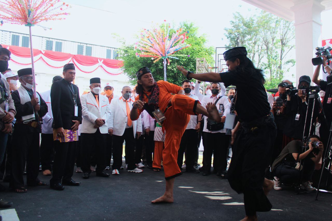 Prosesi palang pintu warnai pendaftaran PKS sebagai peserta Pemilu ke KPU (Donny/PKSFoto)