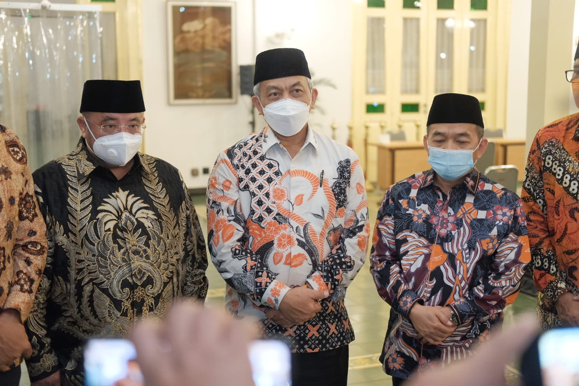 Presiden PKS bersama jajaran DPP PKS usai menemui Gubernur DIY Sri Sultan Hamengkubuwono X di Yogyakarta, Senin (7/6) (Isna/PKSFoto)