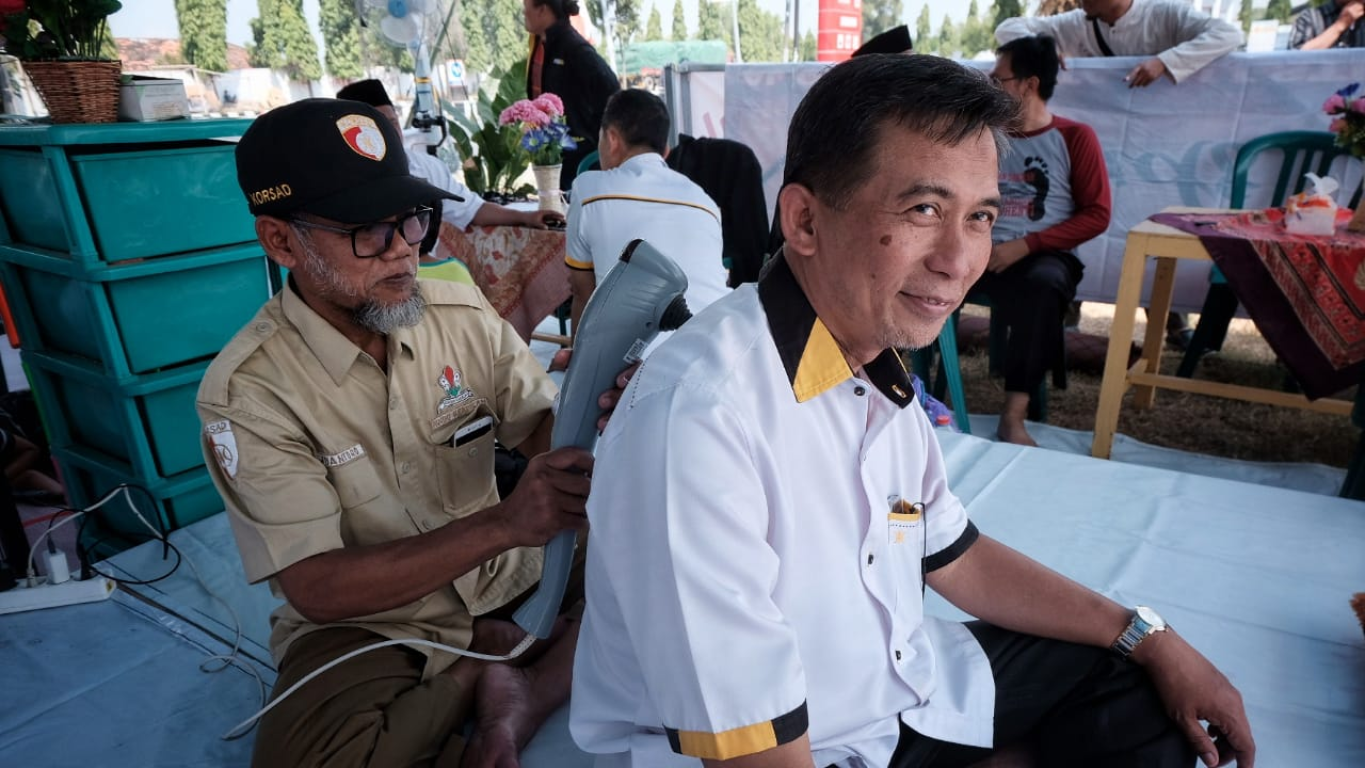 Ketua DPW PKS Jawa Timur Arif HS mencoba fasilitas pijat gratis di Posko Mudik PKS Tuban, Ahad (10/6). (dok Humas PKS Jatim)