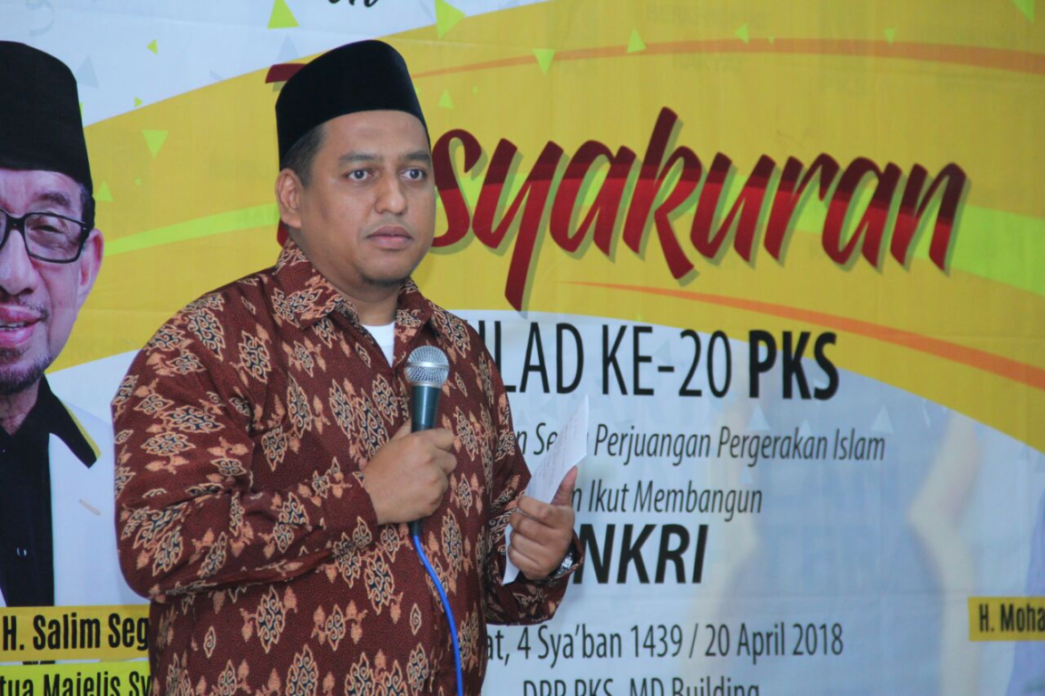 Ketua Panitia Milad ke-20 PKS, Umar Salim memberikan pengantar dalam malam Tasyakuran Milad ke-20 PKS di kantor DPP PKS Jakarta, Jumat (20/4) (Donny/PKSFoto)
