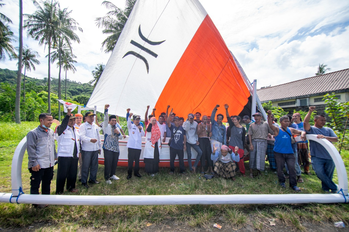 Penyerahan Bantuan Perahu dari Dr Salim untuk Nelayan Desa Senggigi