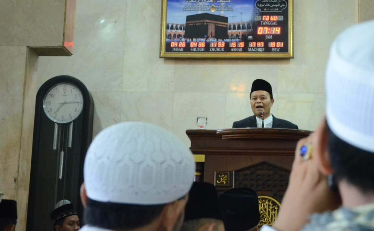 Wakil Ketua Majelis Syura PKS Hidayat Nur Wahid menyampaikan Khutbah Ied Fitri di Masjid Ni'matul Ittihad, Jl. Pondok Pinang, Kebayoran Lama, Jakarta Selatan, Rabu (5/6) (Donny/PKSFoto)