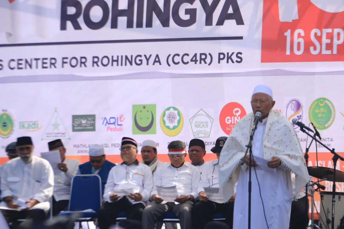 Tokoh dan Ulama Kharismatik Betawi KH Abdul Rasyid Abdullah Syafi’ie memimpin doa dalam Aksi Bela Rohingya yang dilakukan di sekitar Patung Kuda Arjuna Wiwaha, Jakarta Pusat, Sabtu (16/9). (PKS Foto)