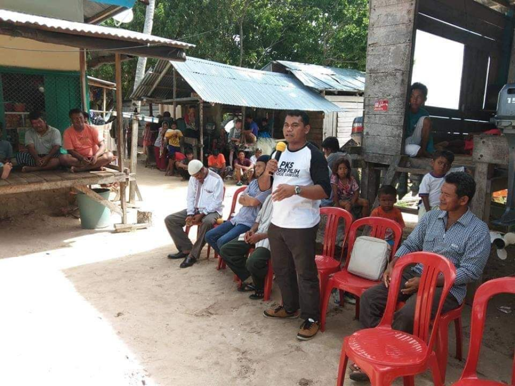 Direct selling yang dilakukan oleh relawan dan kader PKS di Kota Sorong, Rabu (27/02/2019). (dok DPW PKS Papua Barat)