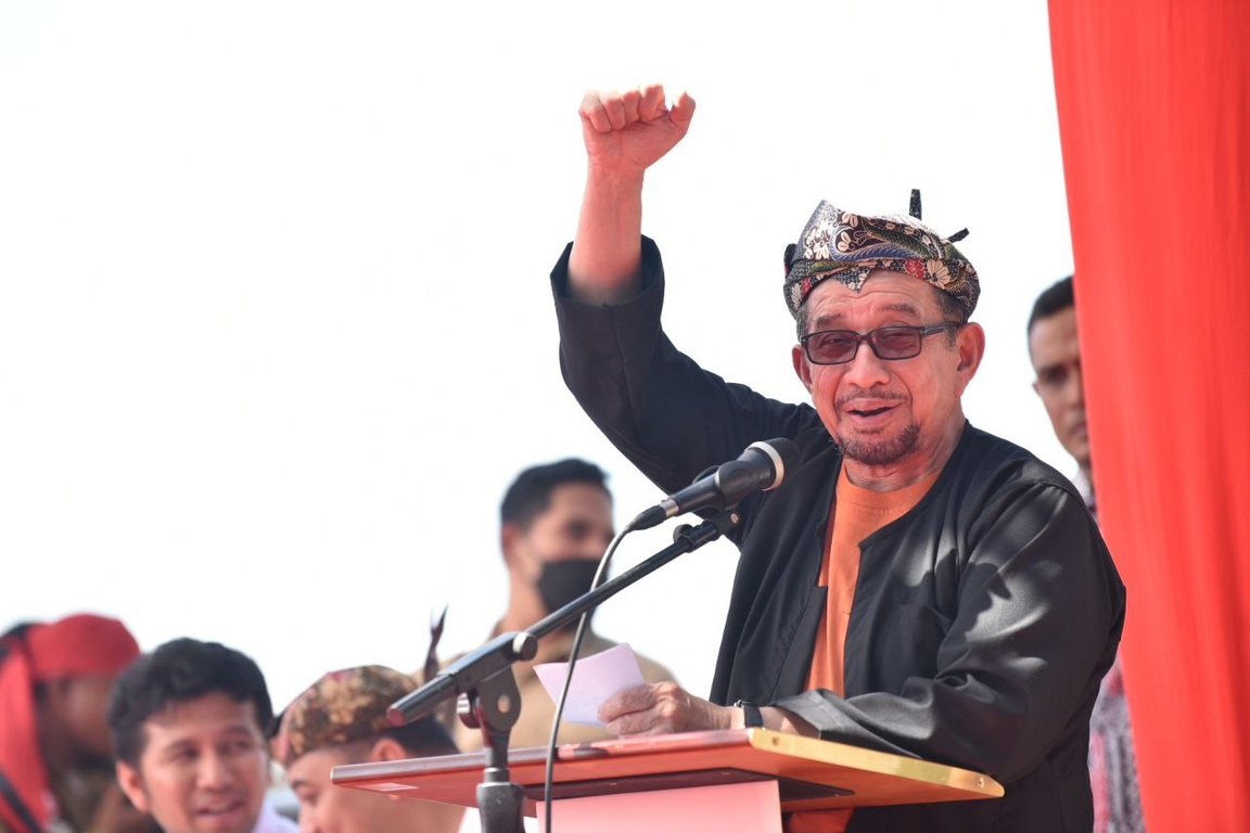 Ketua Majelis Syura PKS, Dr. Salim Segaf Al Jufri memberikan sambutan dalam Festival Laut di Pantai Kenjeran Surabaya (Donny/PKSFoto)