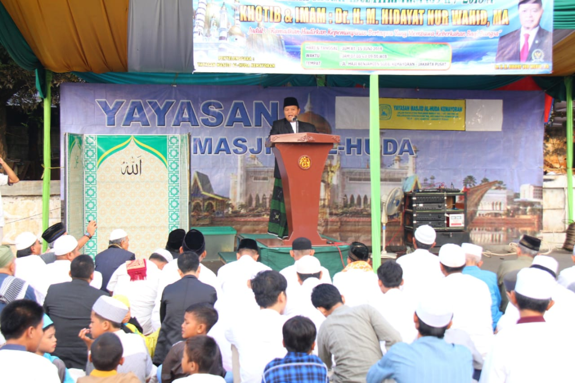 Wakil Ketua Majelis Syuro PKS Hidayat Nur Wahid saat menjadi khatib shalat Idul Fitri di Jln Benyamin Sueb, Kemayoran, Jumat (15/6) (Donny Abui/PKSFoto)