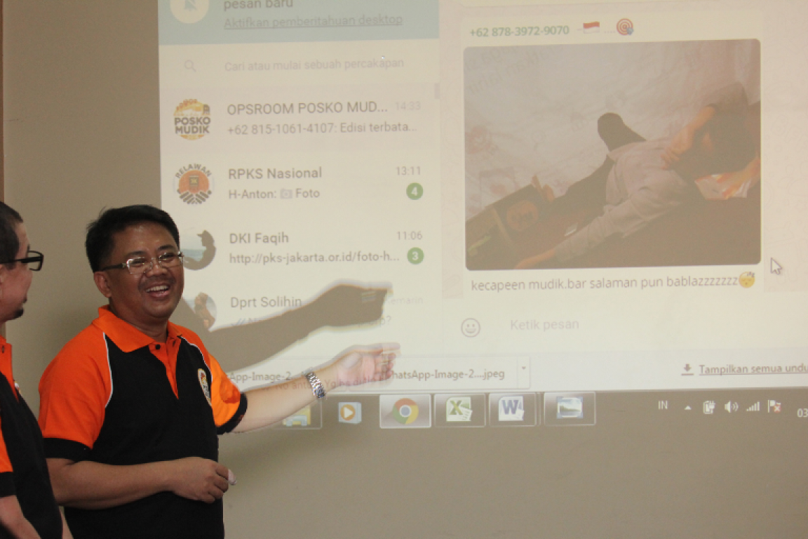 Presiden PKS Mohamad Sohibul Iman saat melakukan pengecekan Posko Mudik PKS via video conference, Ahad (3/7)