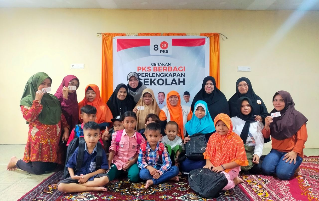 PKS Sulawesi Utara Gelar Gerakan PKS Berbagi Perlengkapan Sekolah. (MANADOKU/Sahril Kadir)
