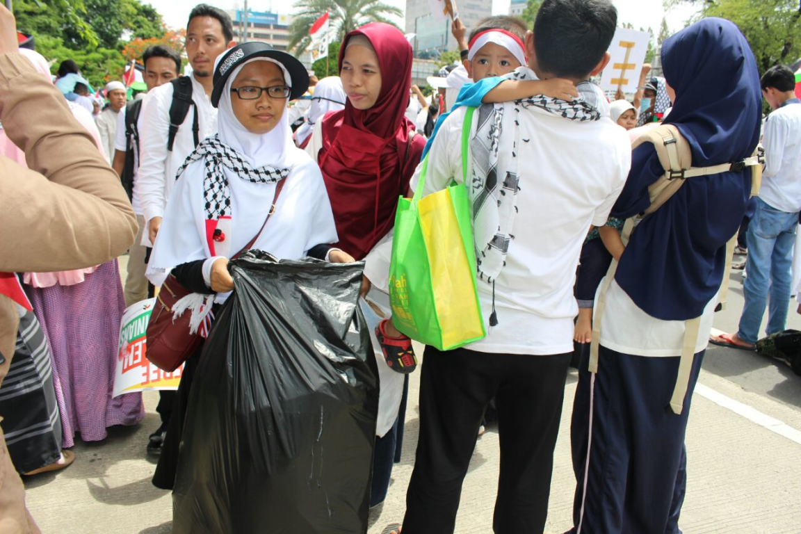 Peserta turut membersihkan sampah dalam Aksi Bela Palestina di Jakarta, Ahad (10/12). (Ratih/PKS Foto)