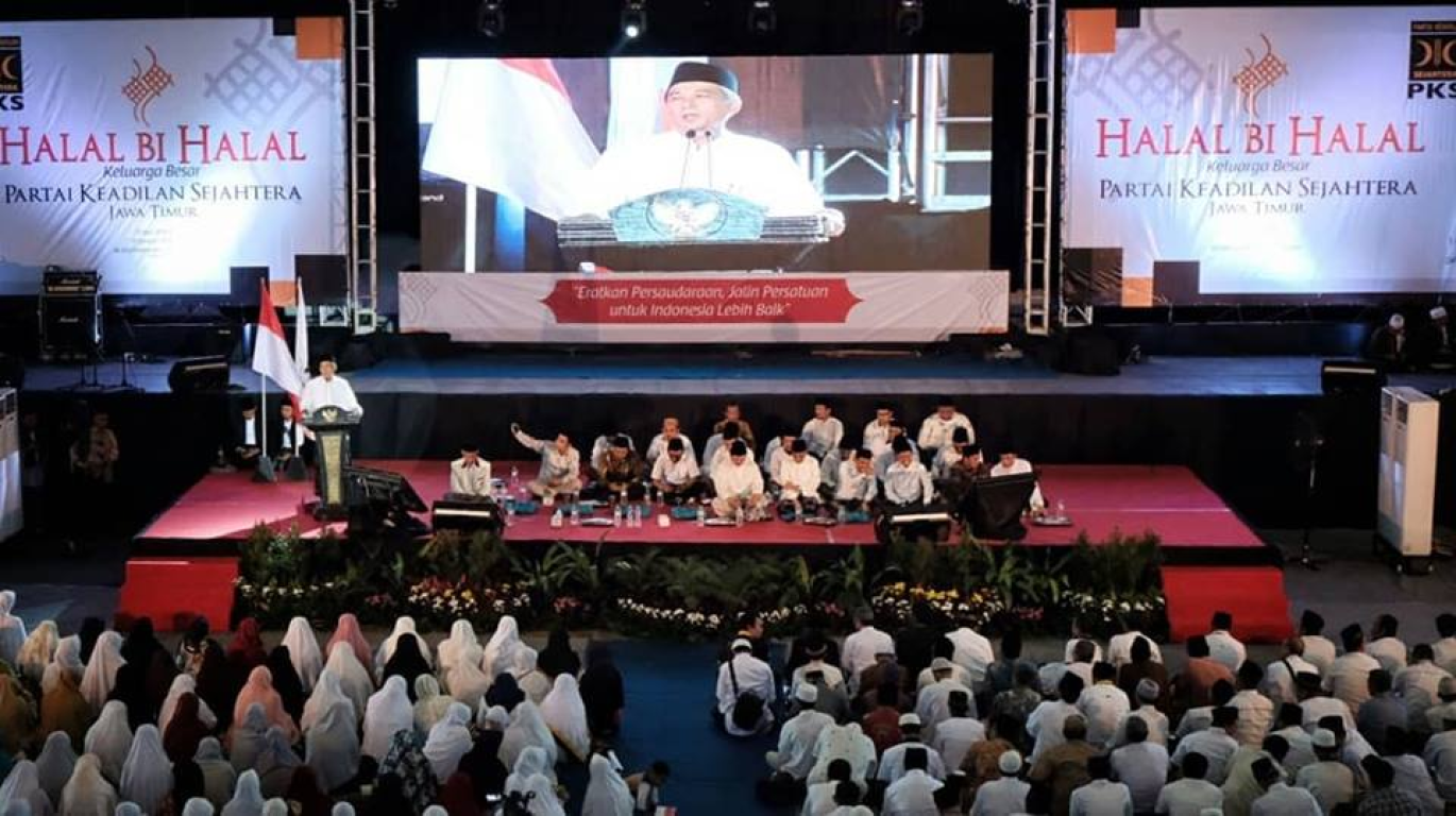Ketua DPW PKS Jawa Timur Arif HS di depan 6.000an kader dan simpatisan PKS dalam Halalbihalal PKS Jatim, Sabtu (23/6) (dok Humas PKS Jatim)