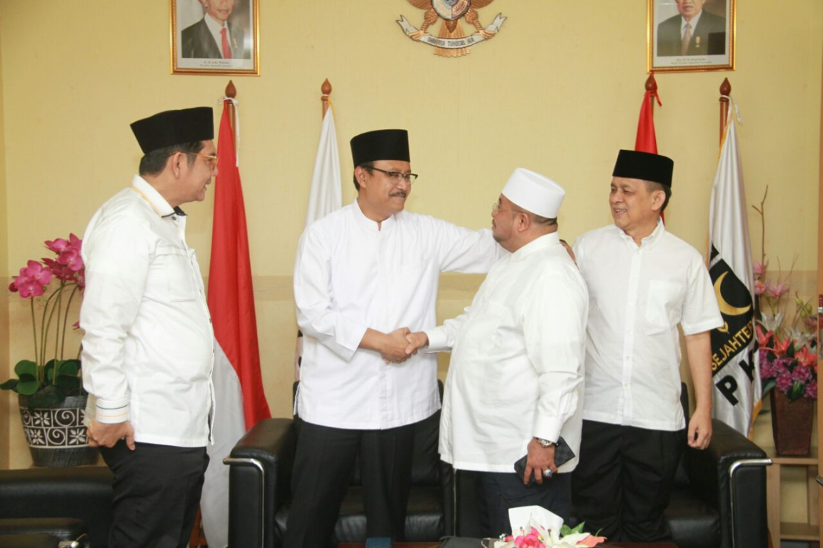 DPTP PKS memberikan SK Dukungan kepada calon gubernur Jawa Timur Saifullah Yusuf di kantor DPP PKS, Jakarta, Rabu (10/1)
