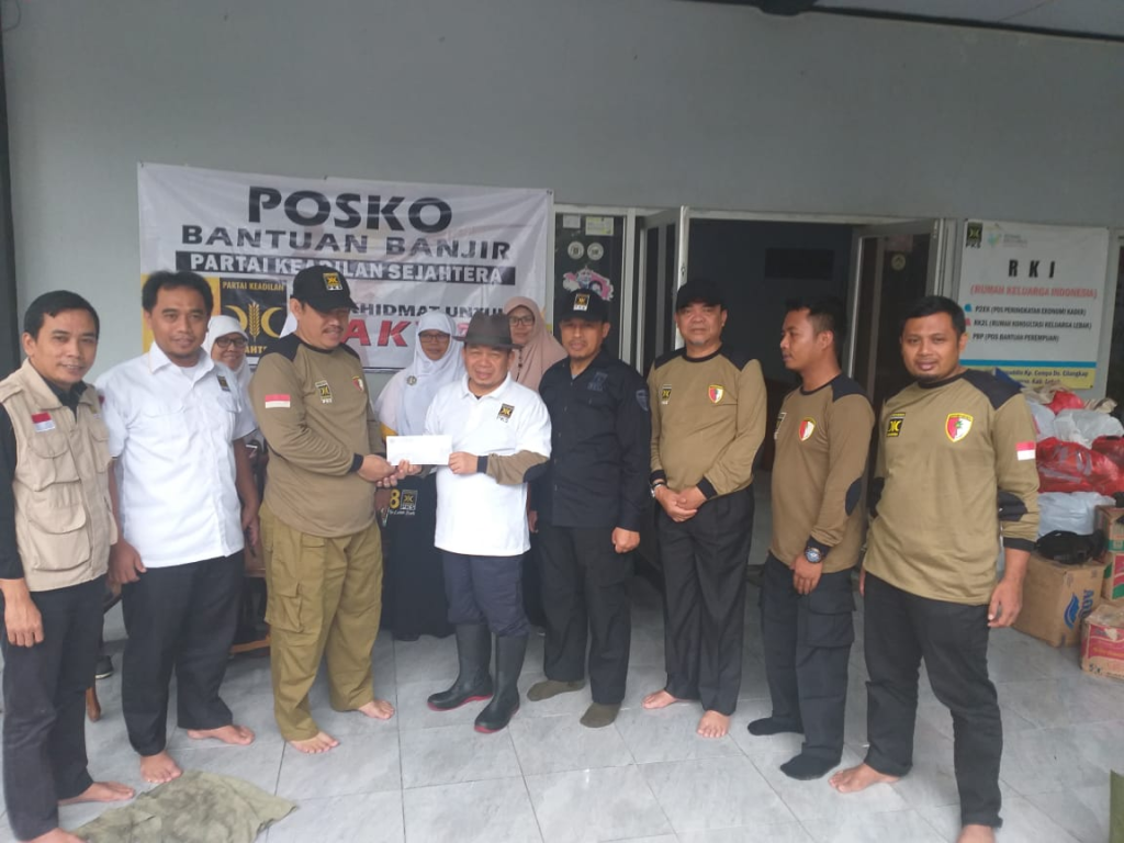 Ketua Fraksi Partai Keadilan Sejahtera DPR RI Jazuli Juwaini saat menyerahkan bantuan ke posko PKS, Lebak, Rabu (08/01/2020).
