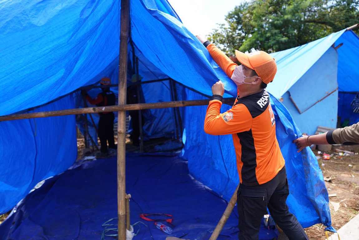 Relawan PKS Dirikan Tenda bagi Warga yang Miliki Anak Sakit