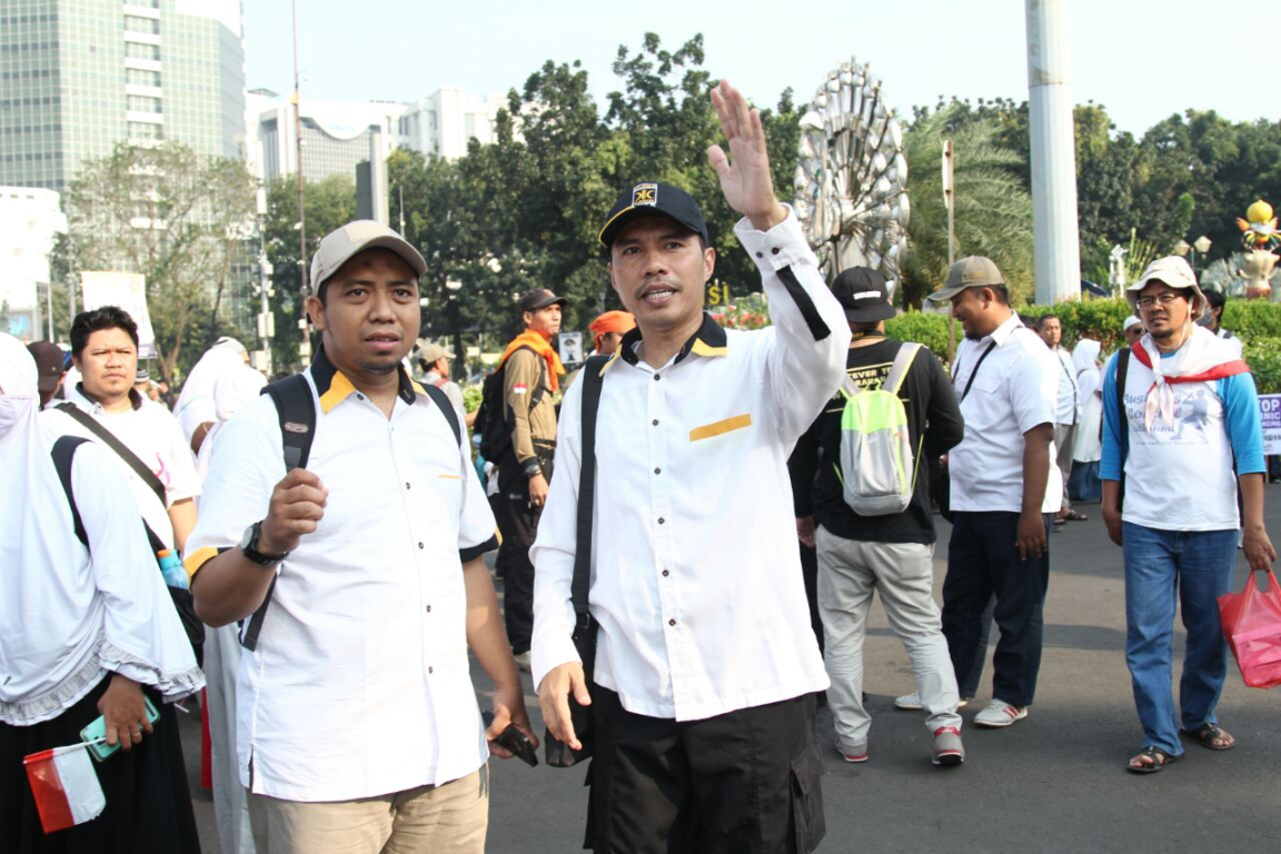 Ketua DPW PKS Jakarta Shakir Purnomo berkeliling dan menyapa peserta Aksi Bela Rohingya di sekitaran Patung Kuda Arjunawiwaha, Jakarta, Sabtu (16/9) (PKS Foto)