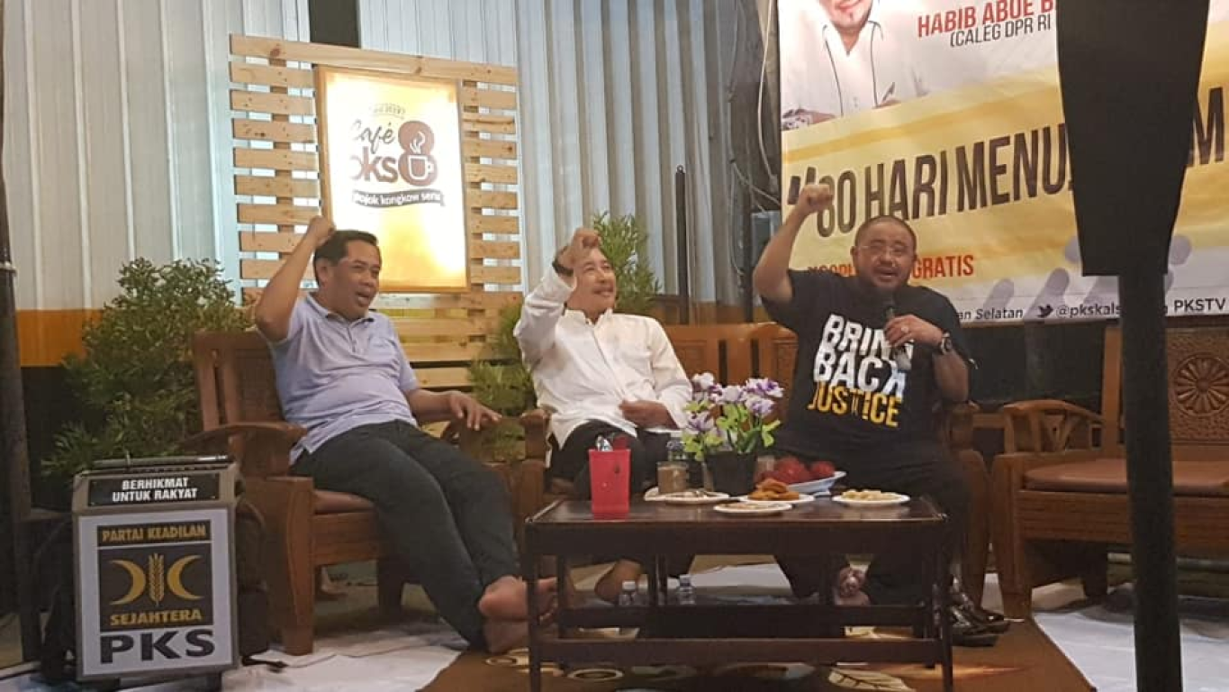 Wakil Ketua Fraksi PKS, Habib Aboe Bakar Al Habsiy (kanan) saat  launching Kafe Pojok Kongkow Seru (PKS) di Banjarmasin, Kalimantan Selatan, Sabtu (19/1) (dokpri)
