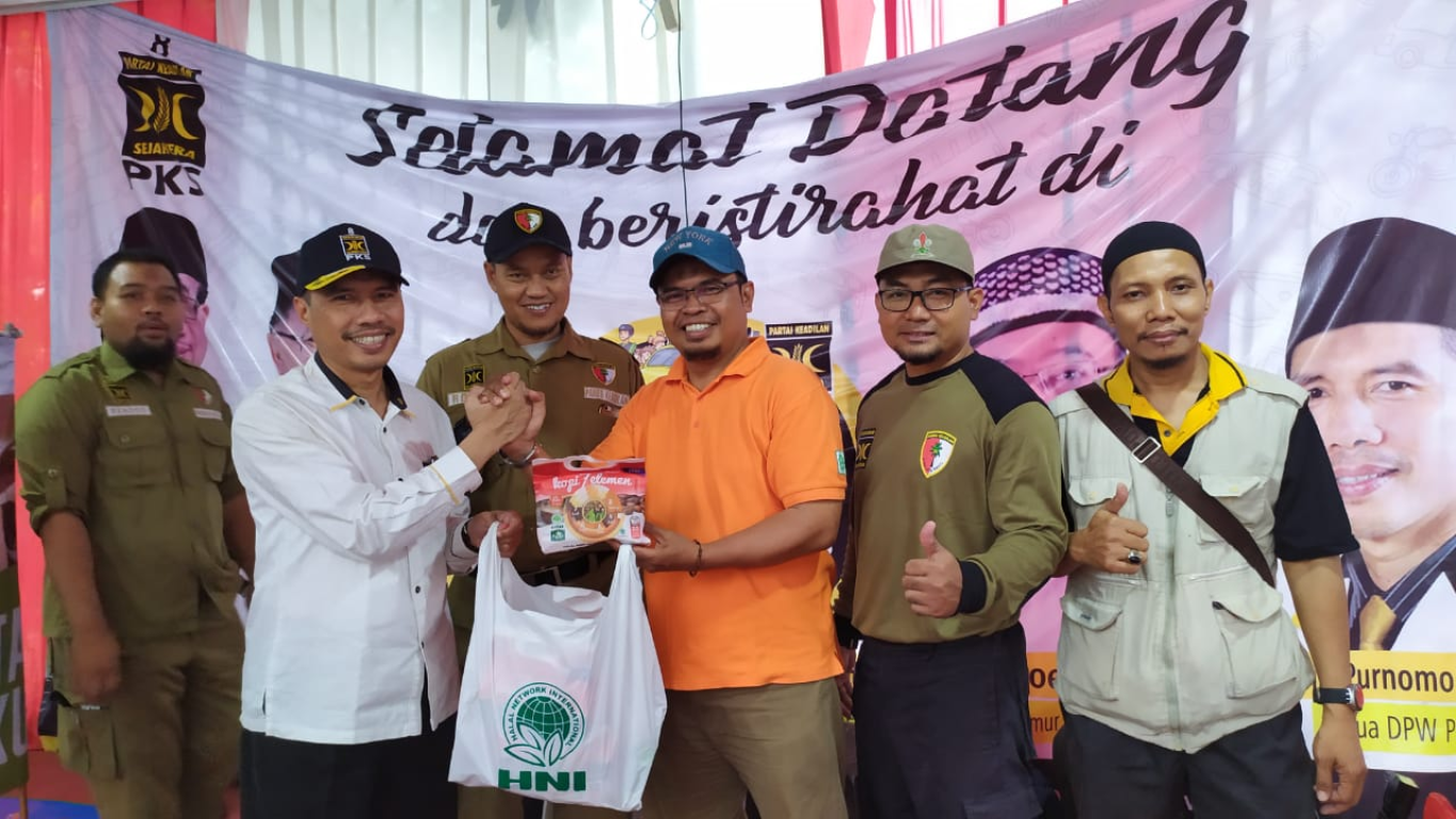 Ketua Umum DPW PKS Jakarta Sakhir Purnomo sambangi Posko Mudik PKS Jakarta Timur di Jl. TB Simatupang, Pasar Rebo, Jakarta Timur, Ahad (2/06). (Donny/PKSFoto)