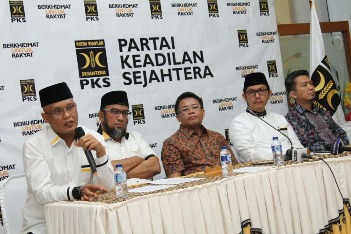 Direktur Crisis Center for Rohingya (CC4R) DPP PKS Sukamta (paling kiri) memberikan keterangan pers terkait sikap PKS terhadap krisis Rohingya di Myanmar