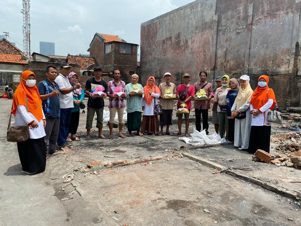 Kunjungi Warga Terdampak Kebakaran Tegalsari, Bidang Perempuan dan Ketahanan Keluarga PKS Surabaya Berikan Bantuan Perlengkapan Sholat (Sumber: SurabayaNetwork.id)
