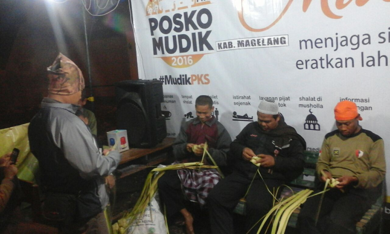 Tim Kepanduan DPD PKS Kab. Magelang mengadakan lomba membuat ketupat di Posko.