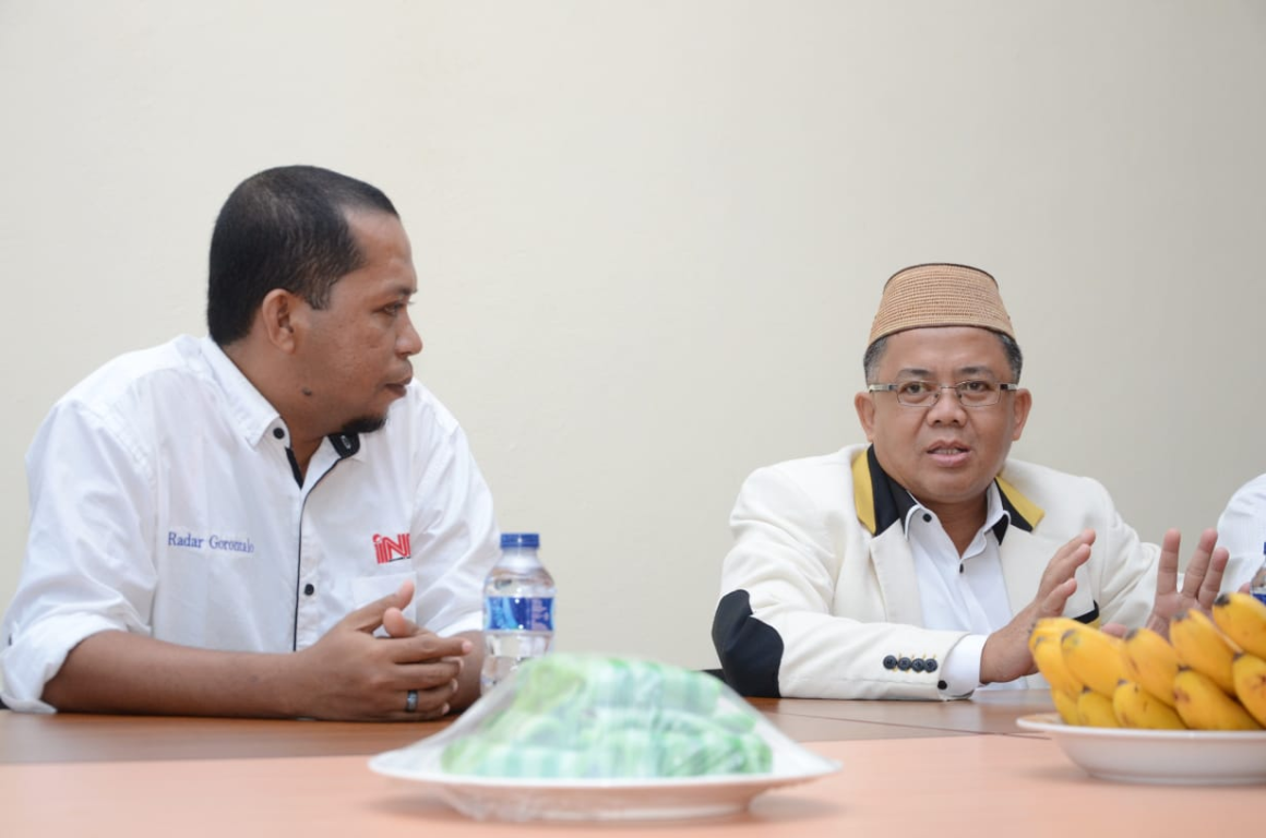 Pemred Radar Gorontalo, Awal (kiri) dan Presiden PKS, Mohamad Sohibul Iman (kanan)