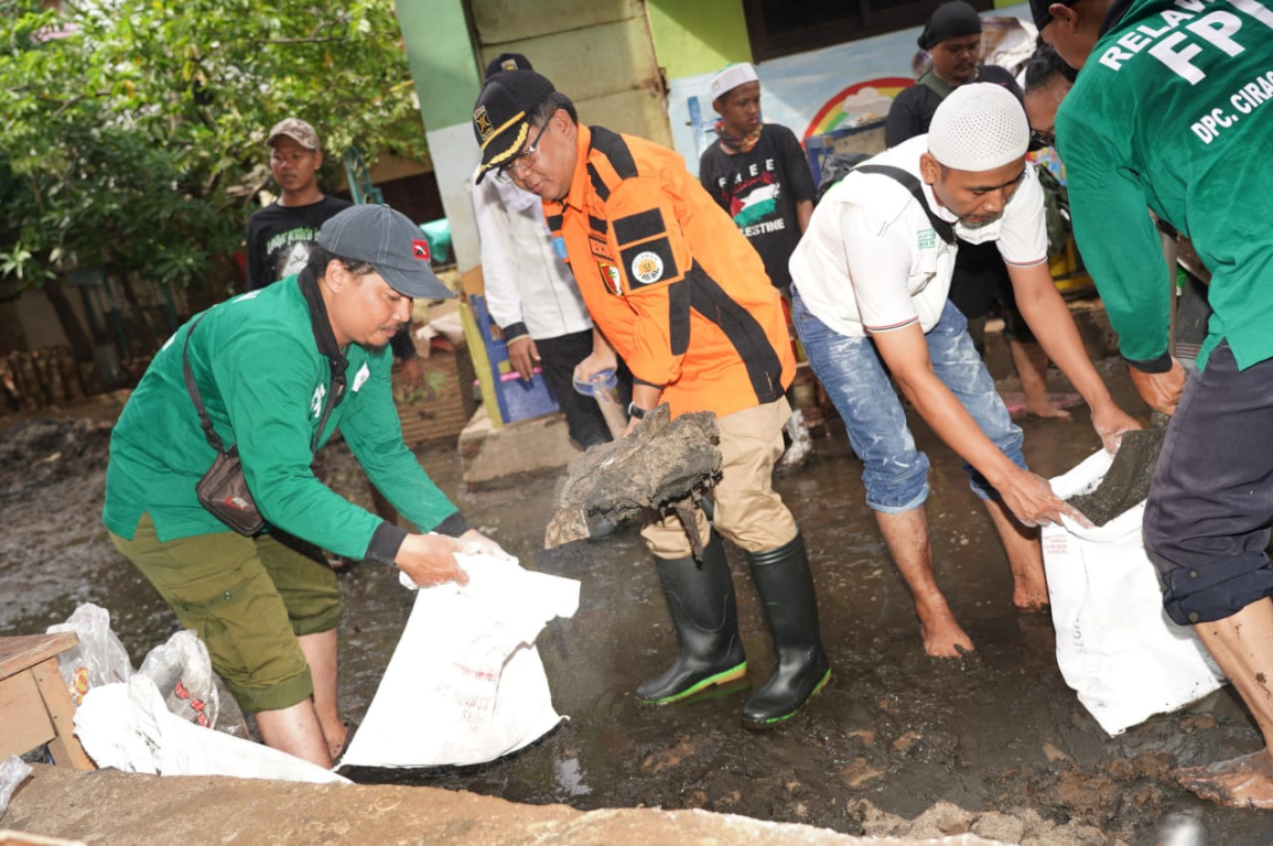Presiden Partai Keadilan Sejahtera Mohamad Sohibul Iman sedang membanyu kerja bakti pembersihan masjid di daerah Cipinang Melayu, Jumat (03/01/2020). (Donny/PKSFoto)