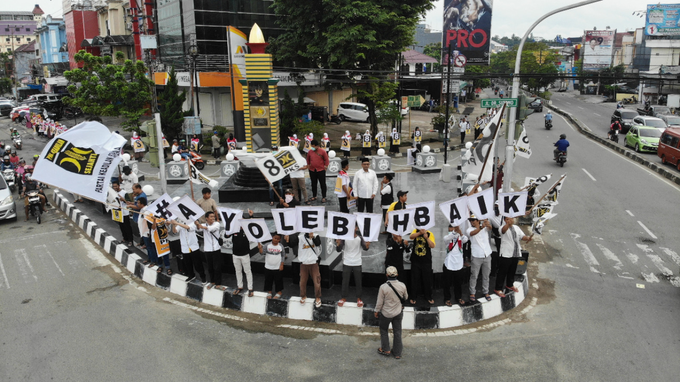 Flashmob 500-an kader PKS Kalimantan Timur mensosialisasikan program-program pro rakyat PKS di Samarinda, Selasa (1/1) (dok Humas PKS Kaltim)