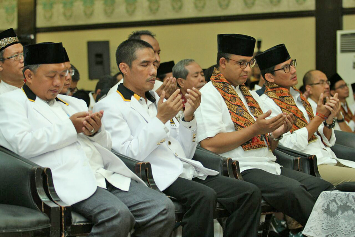 Ketua DPW PKS DKI Jakarta Sakhir Purnomo bersama Gubernur dan Wakil Gubernur DKI terpilih Anies Baswedan-Sandiaga Uno dalam agenda doa bersama di  Hotel Grand Cempaka, Jakarta Pusat, Ahad (15/10). (PKS Foto)