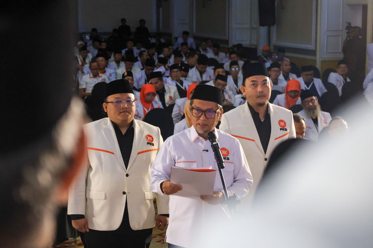 Sekjen PKS, Muhammad Kholid, S.E., M.Si., Presiden PKS, Dr. Al Muzzammil Yusuf, M.Si. dan Bendum PKS, Noerhadi, S.Pd., M.A. melantik Ketua Departemen dan Ketua Biro PKS untuk Masa Bakti 2025-2030 pada sesi Rakernas 2025 di Jakarta, Selasa, (11/11/2025)