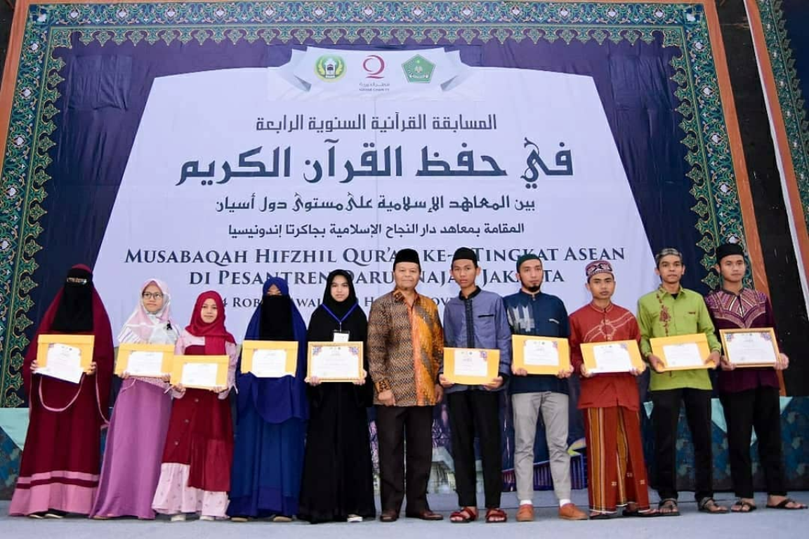 Wakil Ketua Majelis Syura PKS, Hidayat Nur Wahid bersama para finalis Musabaqah Hifzhil Qur'an ke-4 se-ASEAN di Pondok Pesantren Darun Najah, Jakarta (12/11) (dok panitia)