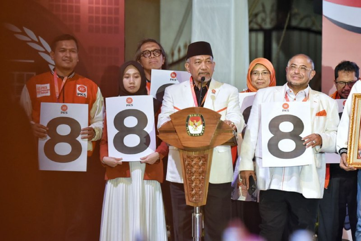 Presiden PKS Ahmad Syaikhu memberikan pidato usai penetapan nomor urut peserta Pemilu 2004 di kantor KPU Jakarta (Donny/PKSFoto)