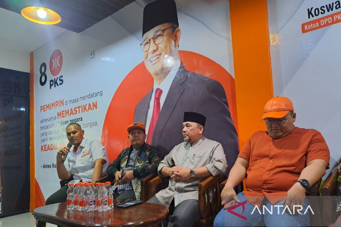 Ketua DPD PKS Kota Bekasi Heri Koswara (kedua dari kanan) memberikan keterangan resmi di Bekasi, Rabu. (ANTARA/Pradita Kurniawan Syah).