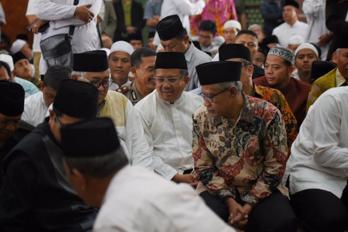 Presiden PKS Mohammad Sohibul Iman berbincang dengan Ketua Dewan Pertimbangan MUI Din Syamsuddin saat melayat almarhum KH Hasyim Muzadi, Kamis (16/3/2017) (Hilal/PKS Foto)